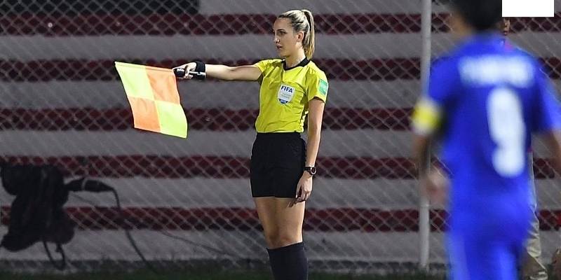 Trọng tài biên bóng đá là trợ lý trọng tài chính